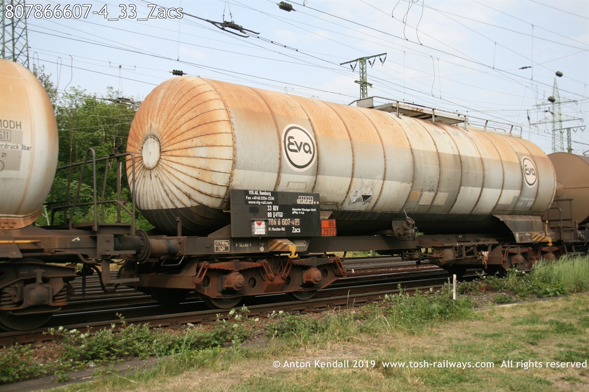807866607-4_33_Zacs.jpg